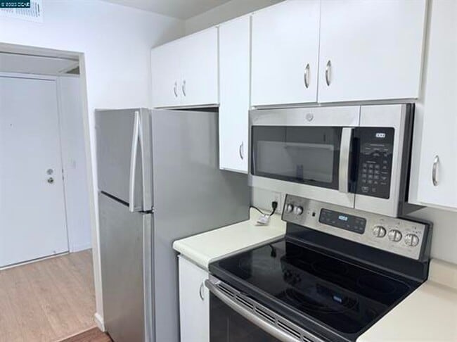 Building Photo - Great commute location close to downtown W...