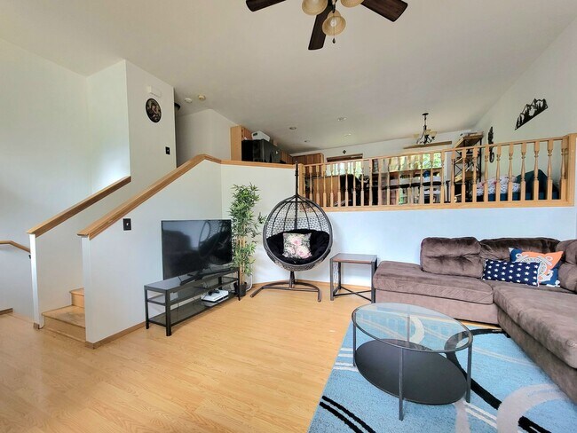 Building Photo - Sunny and bright 3 bed on a large fully fe...