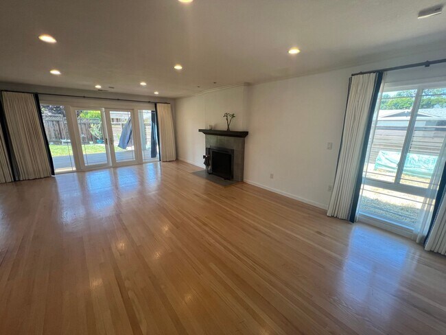 Building Photo - Beautiful 3 bed 2 bath home in Sunnyvale. ...