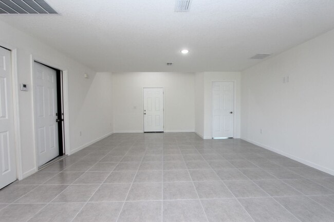 Foto del edificio - 50% OFF a month of rent!! STUNNING 4 BEDROOM 2 BATH HOME!!!