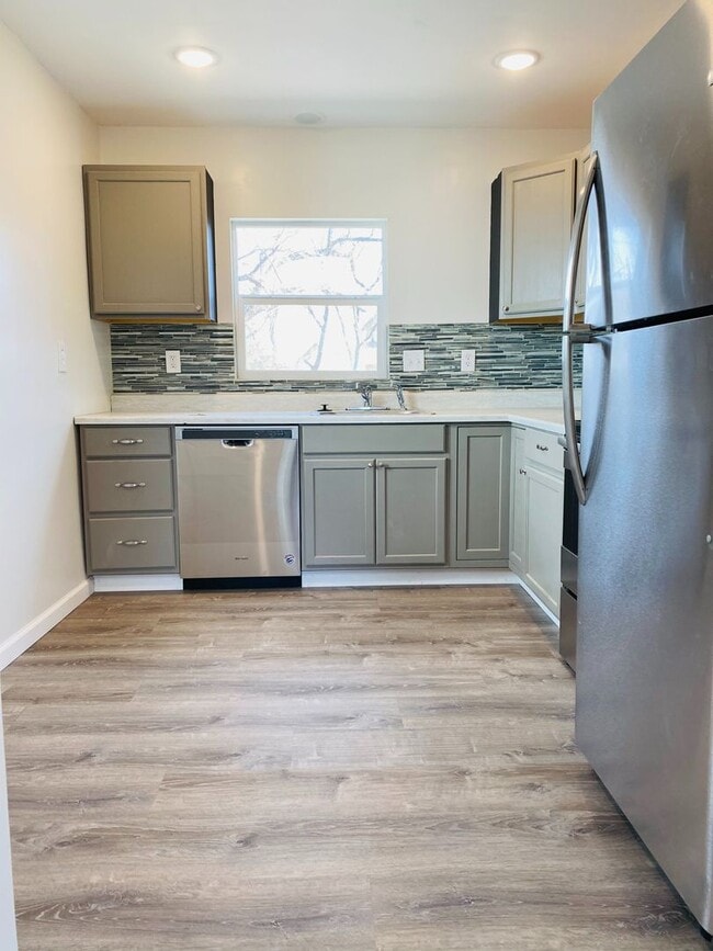 Building Photo - RECENT RENOVATIONS