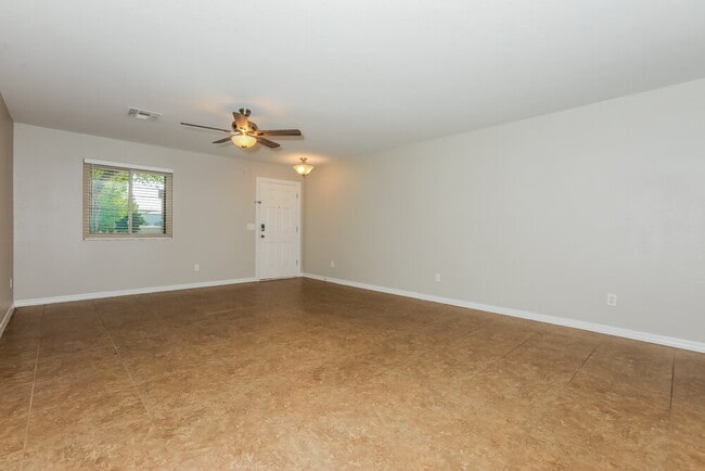 Foto del edificio - 5336 E Flower Ave