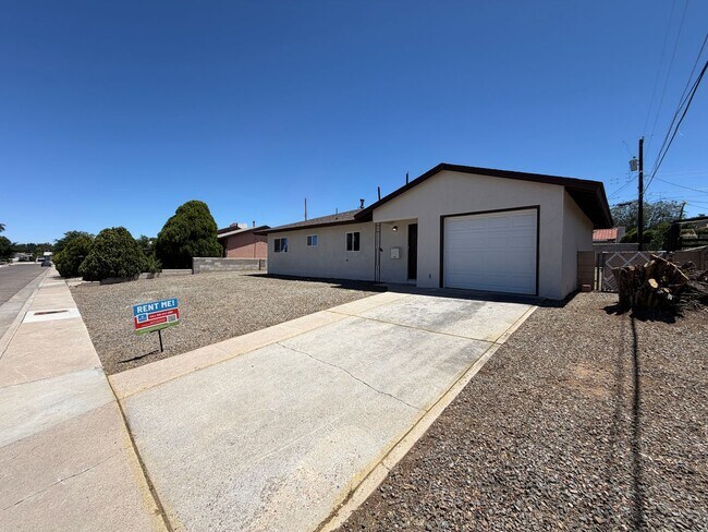 Foto del edificio - Updated 3 Bedroom Single Story Home Available Near Eubank Blvd NE & Constitution Ave NE!