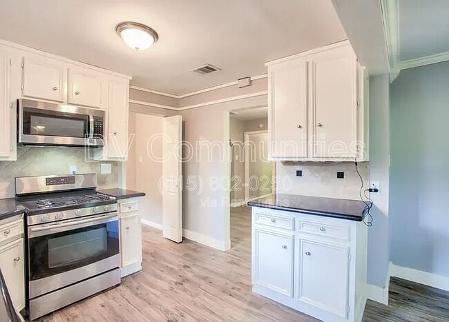 Building Photo - 810 Charles Rd