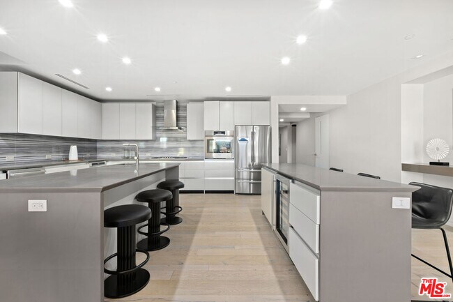Foto del edificio - 2391 Roscomare Rd