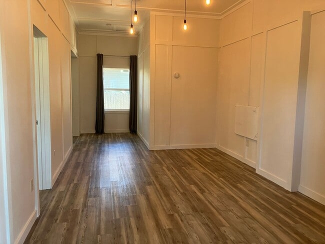 Building Photo - Remodeled One Bedroom Apartment in North S...