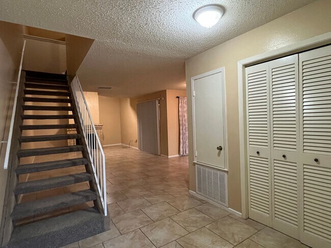 Foto del edificio - SOUTH SIDE TOWNHOME WITH SOME BILLS PAID