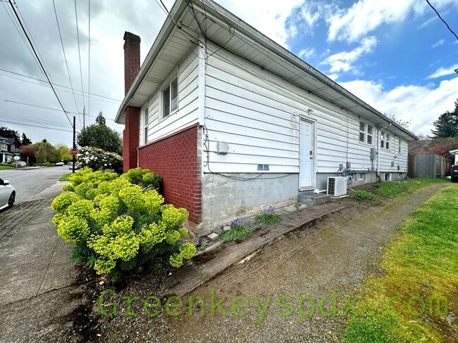 Building Photo - Clean and Move-In Ready!