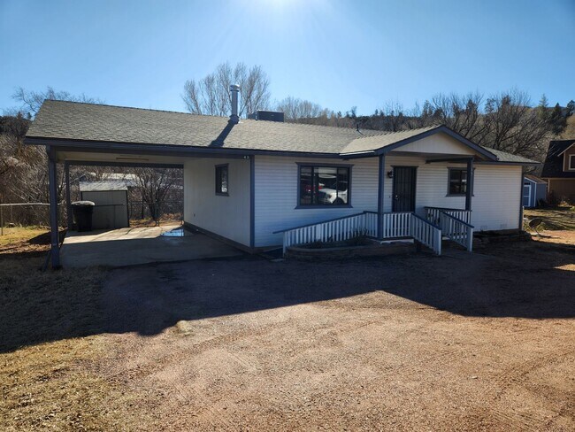 Building Photo - Adorable 2 bed / 2 Bath with large carport