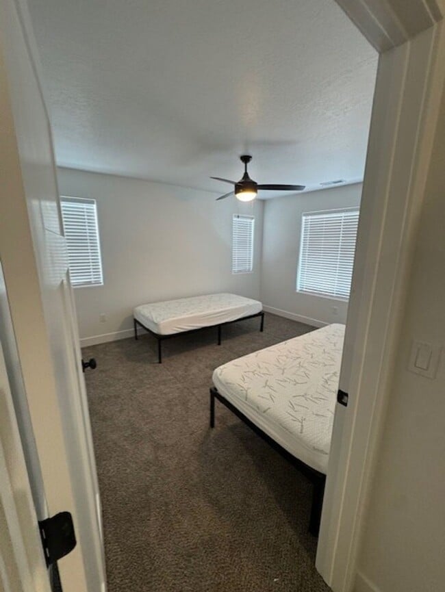 Building Photo - Room for Rent