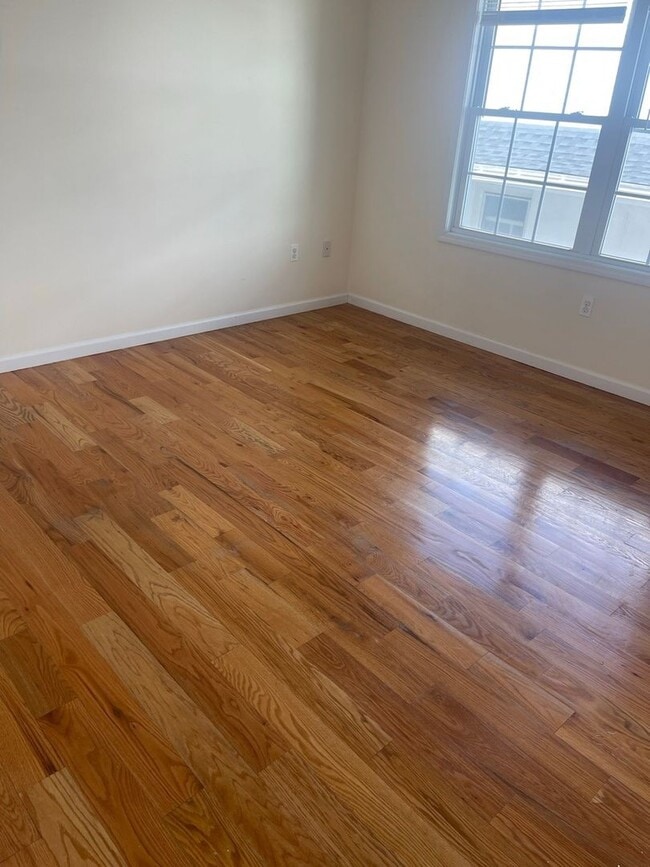Building Photo - Spacious 1800 sq. ft. Modern (3BR + Additi...
