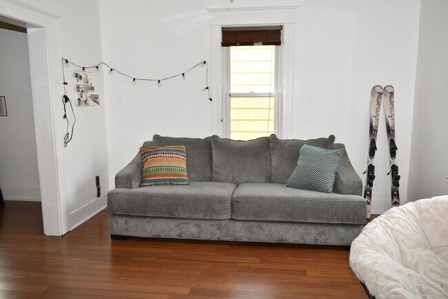 Foto del edificio - Charming 2 Bedroom 1 Bath 2 story Home in ...