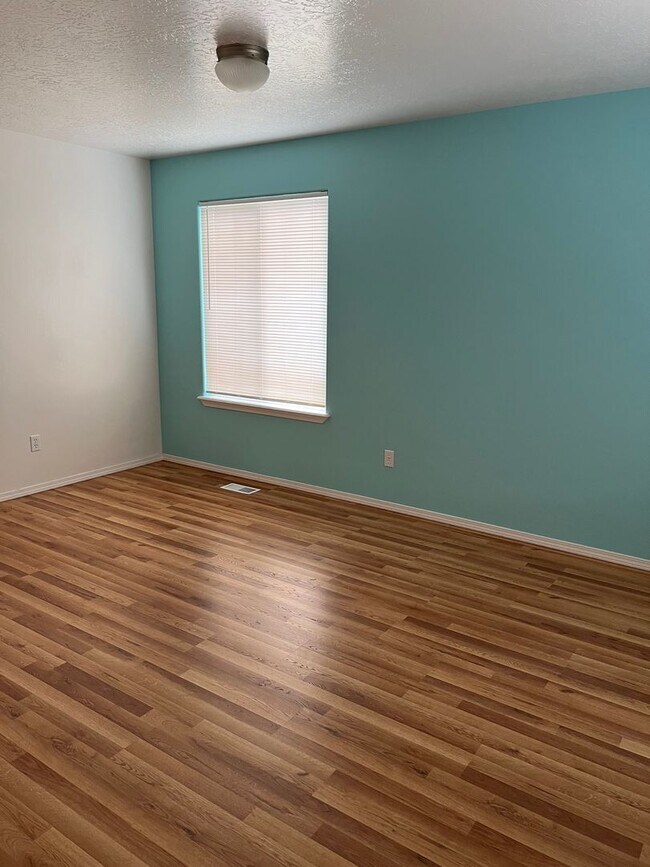 Building Photo - 4 bed 2.5 bath single family home in Nampa...