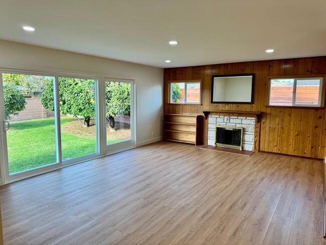 Foto del edificio - Charming Remodeled Ranch-Style Home with M...