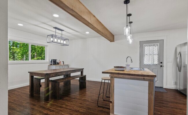 Building Photo - 38835 Pinewood Ave