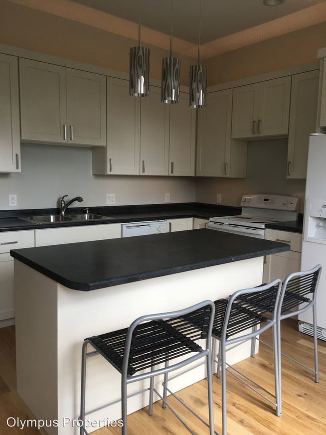 Building Photo - 5 br, 3 bath Room For Rent - 113 E 10th St