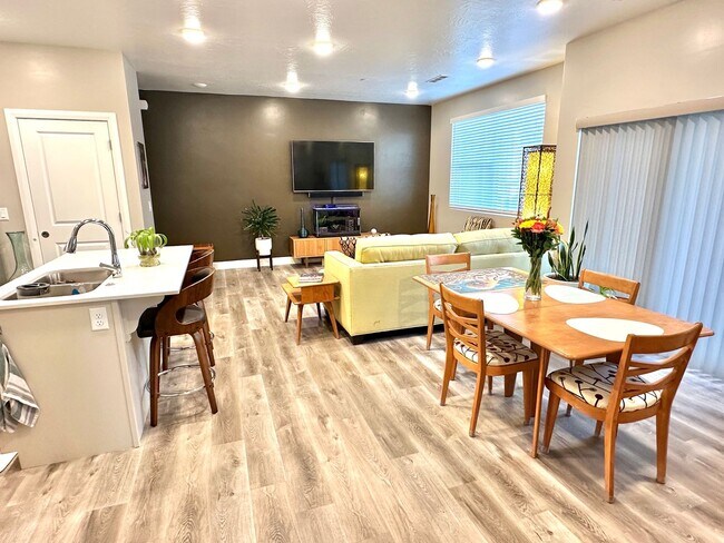Foto del edificio - Beautiful Desert Color Condo!!
