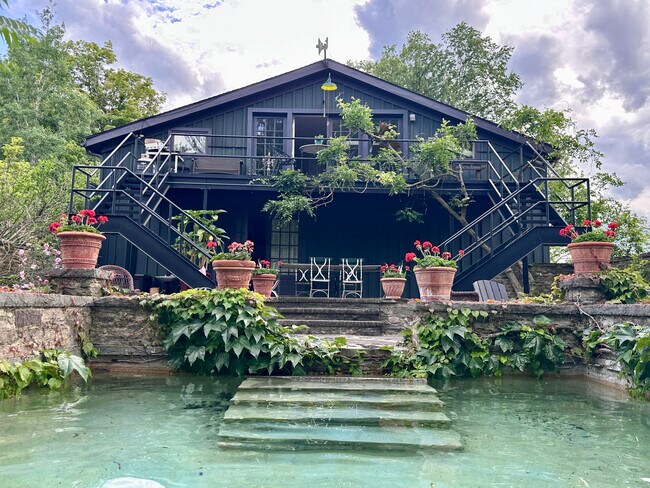 Parte trasera de la casa - Desde la piscina - 60 Woodard Rd