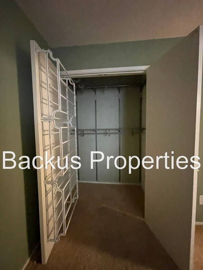 Building Photo - Beautiful two bedroom unit set in hills of Del Rey Oaks