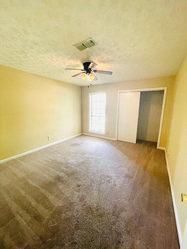Building Photo - ** 3 bedroom 2 bath located in Sutton Plac...