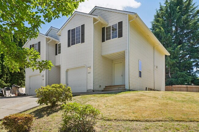 Building Photo - 4 bedroom 2.5 bath
