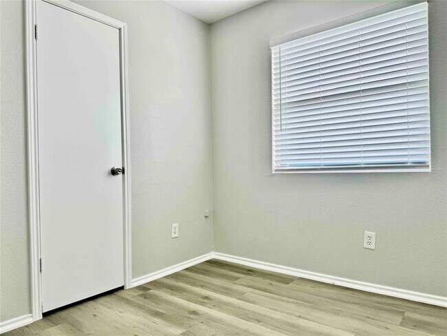 Foto del edificio - 4403 Quicksilver Blvd