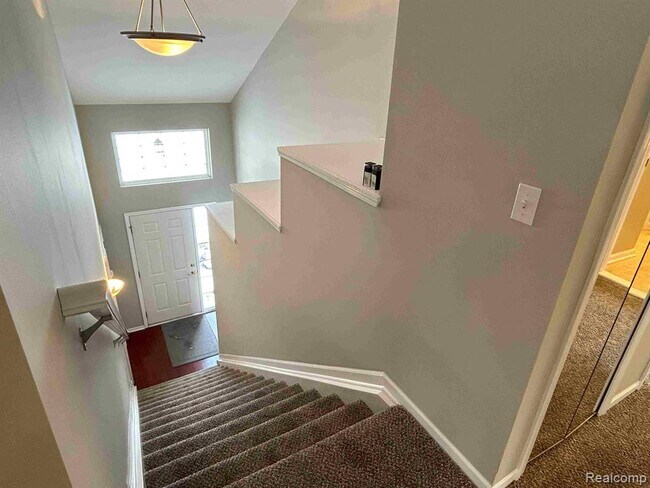 Building Photo - 324 North Vista