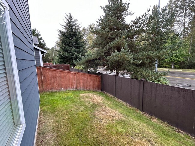 Foto del edificio - Beautiful 4 bd 2.5 bath w/ 2-car Garage Ho...