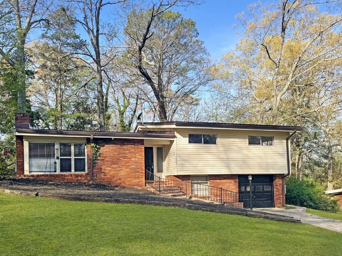 Newly Remodeled Home in the Heart of Gainesville – Available Now! - Newly Remodeled Home in the Heart of Gainesville – Available Now!