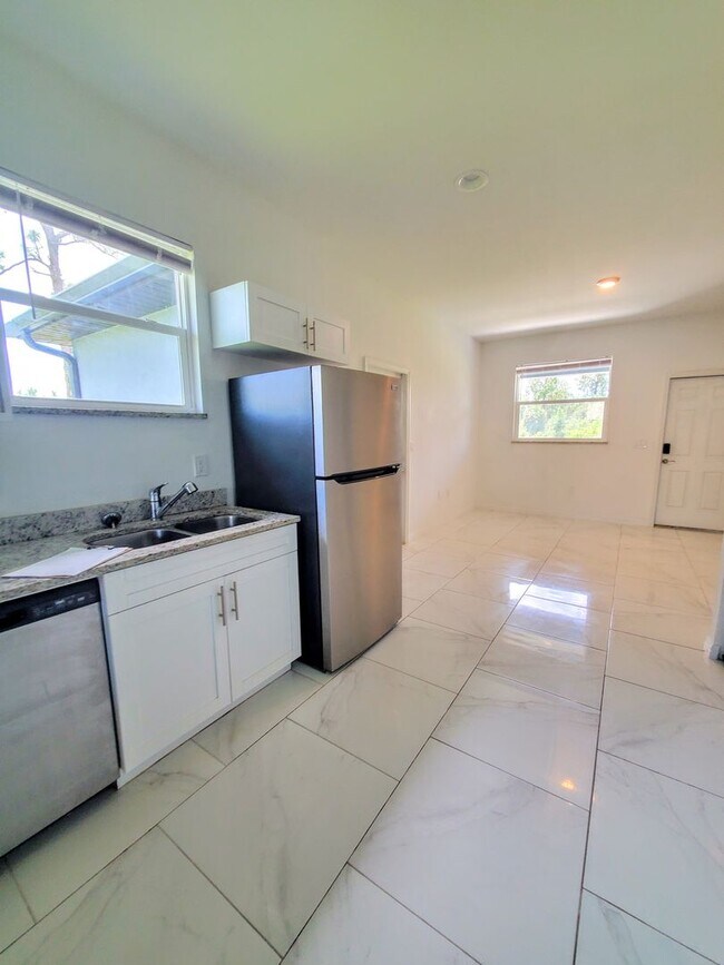 Building Photo - Great Location in Lehigh Acres, 3/2/1 in G...