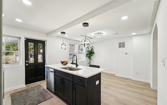 Building Photo - 917 Reverdy Rd