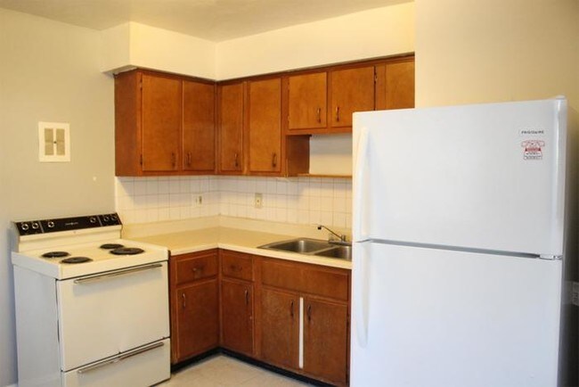Building Photo - Spacious & Conveniently Located Apartment