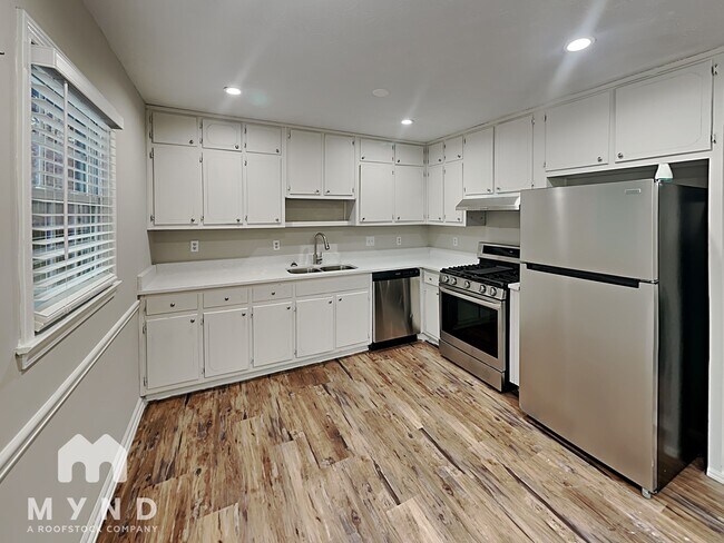 Building Photo - 1224 Classic Dr NE