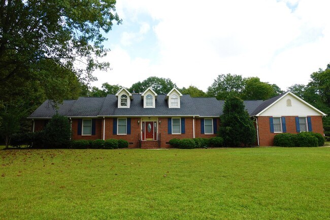 Building Photo - 1000 Meadow Ln