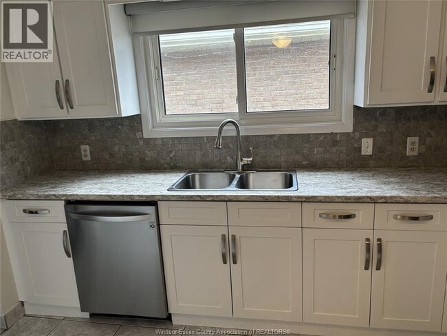 Building Photo - 3154 Regis Ave