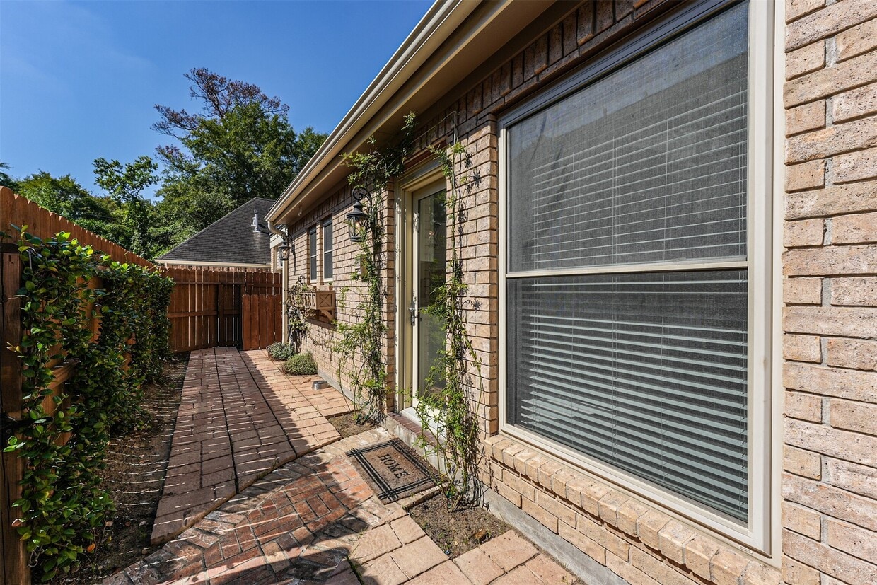 Building Photo - 207 Victoria Way