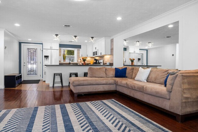 Foto del edificio - 7633 S W Bay Shore Dr