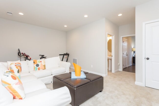 Building Photo - 3381 Monterey Dr