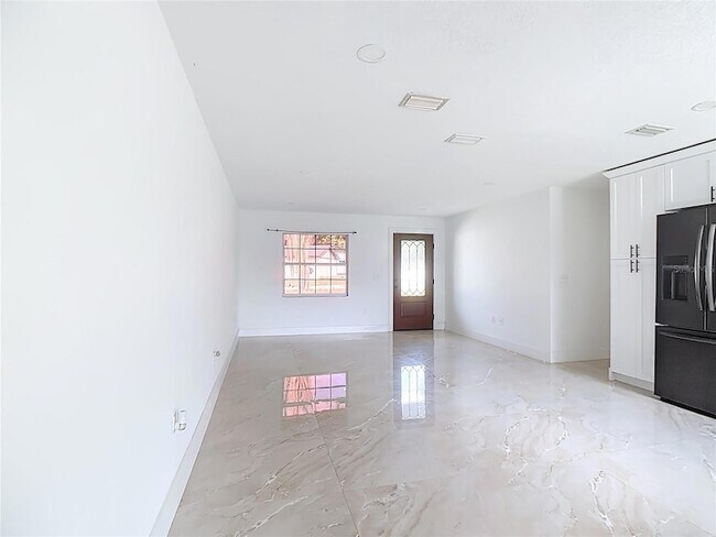 Building Photo - 201 Valencia Dr