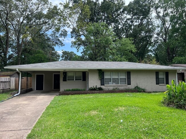 Building Photo - 827 Berwood Dr