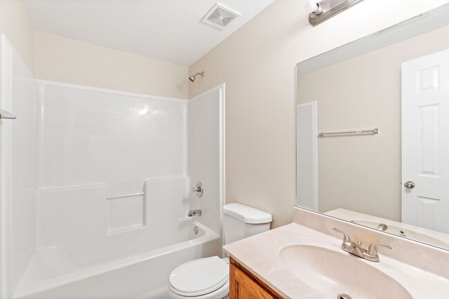 Foto del edificio - Come take a look at this 5 bedroom beauty!