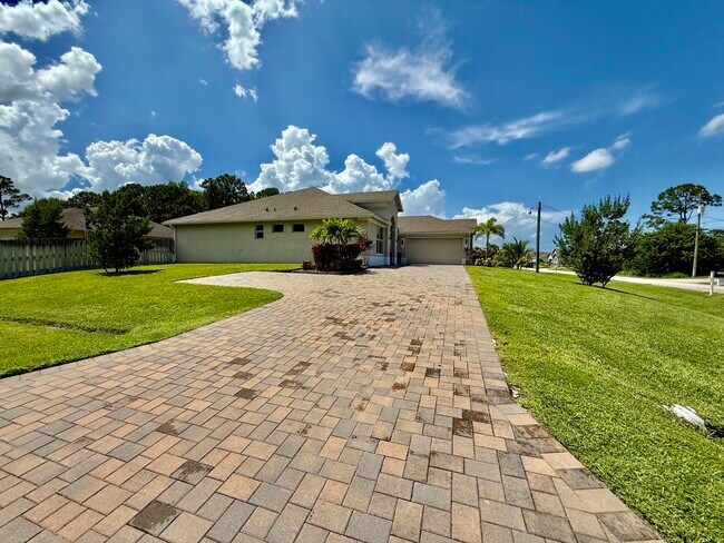 Building Photo - 293 SW Ridgecrest Dr