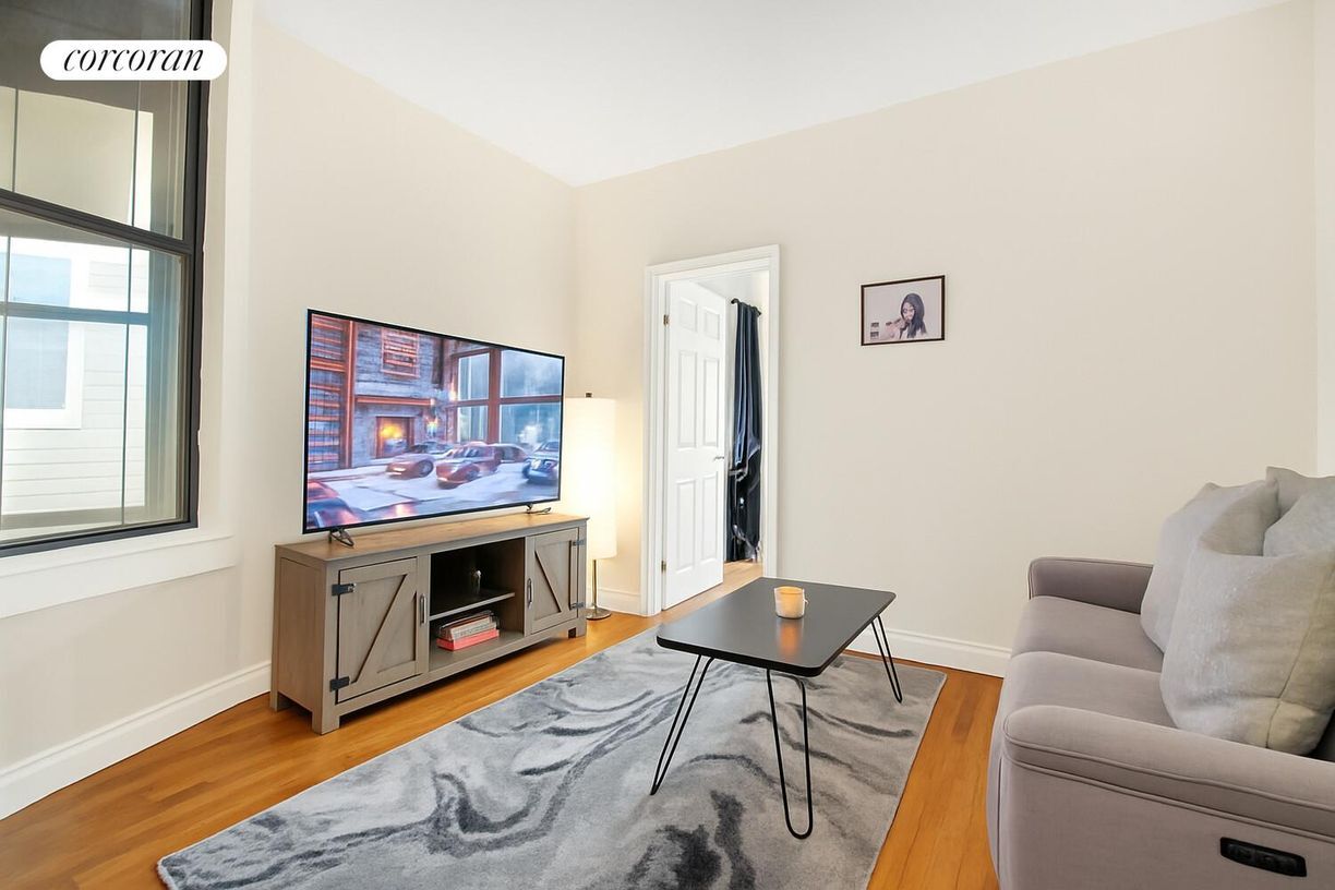 Foto principal - 230 E 25th St