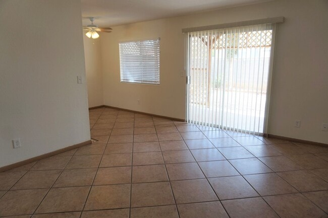 Foto del edificio - End Unit Ground level with large yard