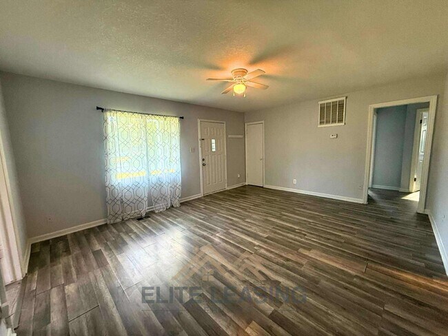 Building Photo - Charming 3BR, 1BA Available Now!