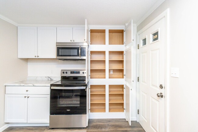 Building Photo - 3 bd/1ba fenced in backyard 1400 Hunt Ct