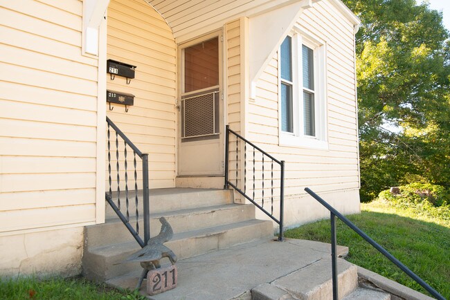 Building Photo - 211 Clay St