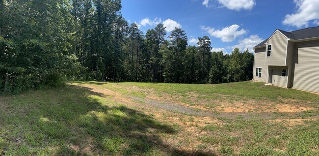 Foto del edificio - Available Now – Spacious 4BR Home on 1.5 Acres in Rural Hall!