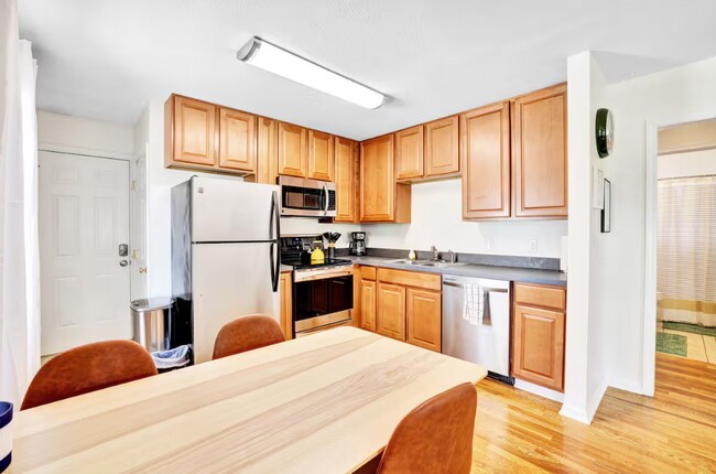 Foto del edificio - Charming 2-Bedroom Main-Floor Home with Fenced Yard & Garage