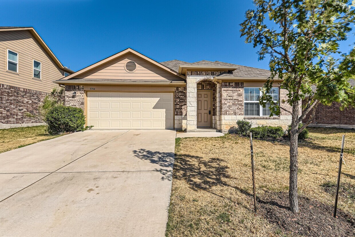 Foto principal - 5704 Montrelia Dr